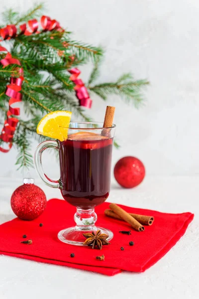 메이드는 크리스마스 트리의 배경에 뿔잔에 아니스 오렌지와 포도주를 섞는다 — 스톡 사진