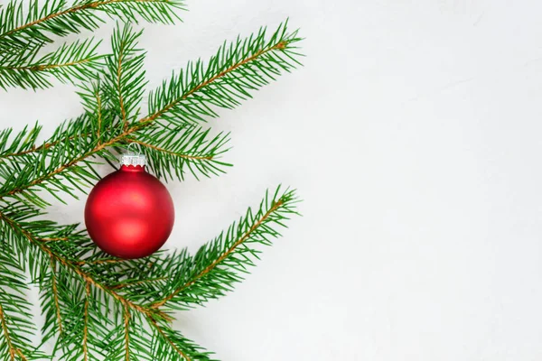 Κόκκινη Χριστουγεννιάτικη Μπάλα Στο Χριστουγεννιάτικο Δέντρο Οριζόντιος Προσανατολισμός Αντίγραφο Χώρου — Φωτογραφία Αρχείου