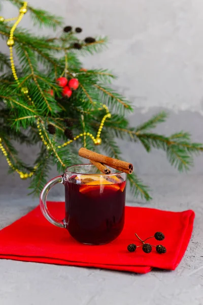크리스마스 트리의 배경에 뿔잔에 아니스 오렌지와 뜨거운 포도주를 메이드 — 스톡 사진