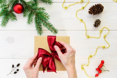 Noel ve Yeni Yıl için hediye paketi. Kırmızı fiyonklu bir hediye kutusu..