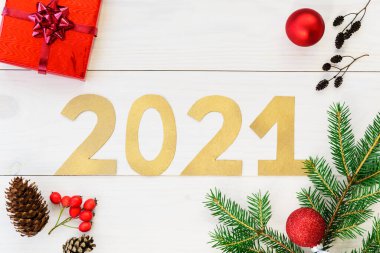 Ahşap bir masada 2021 numara. Noel ve Yeni Yıl kavramı.