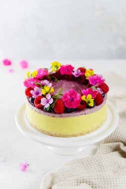 Ahududu ve limonlu kaju keki, çiçeklerle süslenmiş. Şeker, laktoz, glütensiz. Sağlıklı yemek, pişirmek yok..