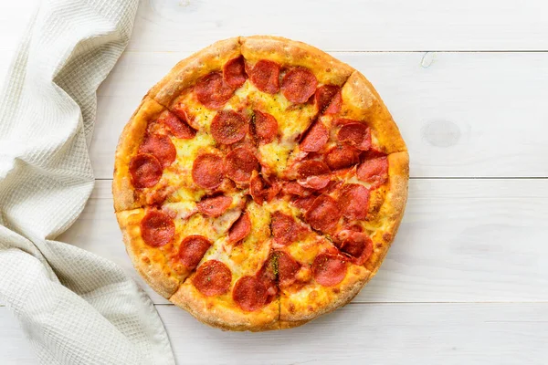 Peperoni Pizza Een Lichte Houten Tafel Horizontale Oriëntatie Bovenaanzicht Vlak — Stockfoto