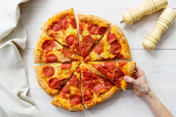 Pizza Peperoni Uma Mesa Madeira Leve Mão Toma Uma Fatia — Fotografia de Stock
