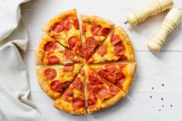 Pizza Peperoni Cortada Pedaços Uma Mesa Madeira Orientação Horizontal Vista — Fotografia de Stock