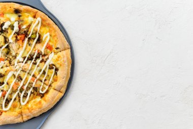 Tavuk, domates, biber, peynir ve soslu pizza. Yatay yönelim, üst görünüm, kopyalama alanı.