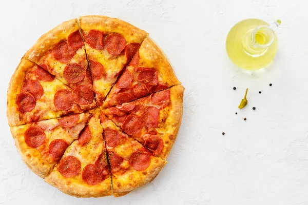 Peperoni Pizza Met Olijfolie Peper Een Lichte Tafel — Stockfoto