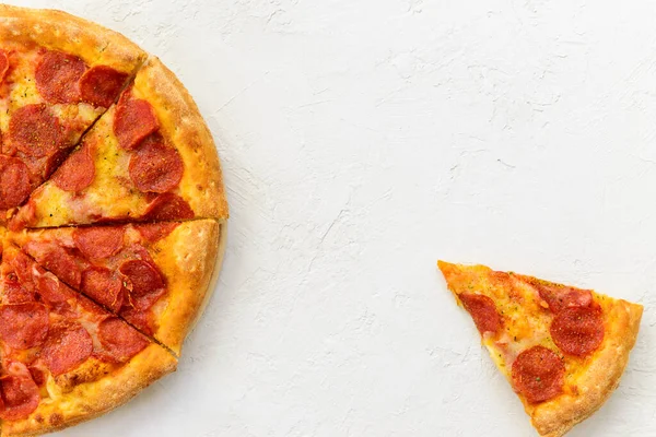 Peperoni Pizza Een Lichttafel — Stockfoto