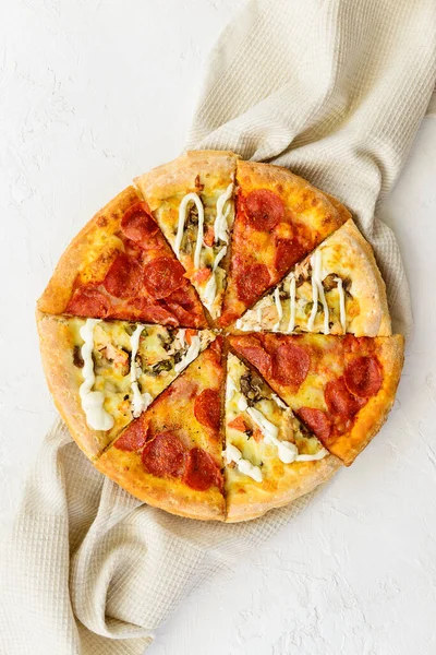 Pizza Uit Verschillende Stukken Een Linnen Handdoek Verticale Oriëntatie Bovenaanzicht — Stockfoto