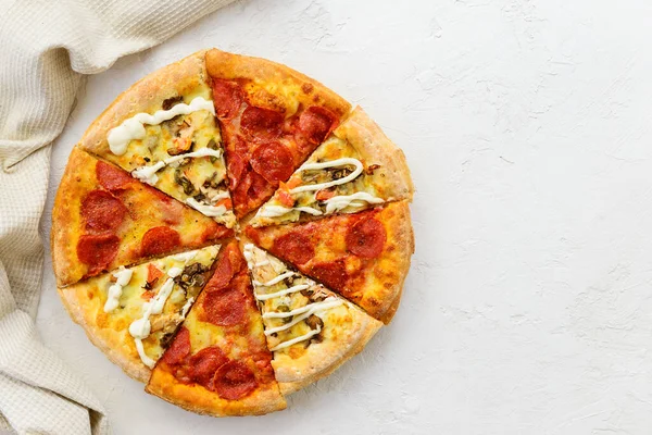 Pizza Peças Diferentes Uma Mesa Leve Orientação Horizontal Vista Superior — Fotografia de Stock