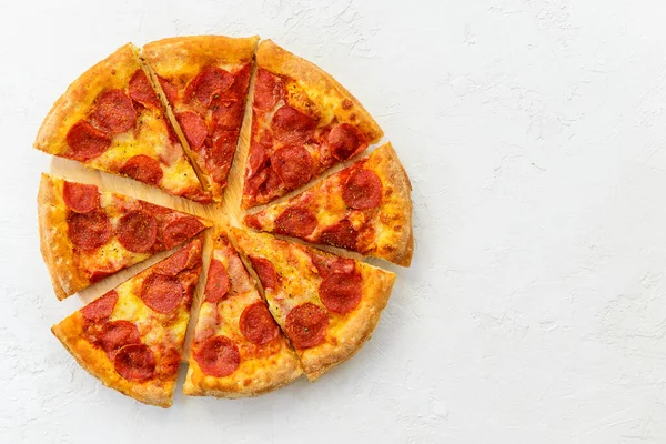 Peperoni Pizza Een Lichttafel Horizontale Oriëntatie Bovenaanzicht Kopieerruimte — Stockfoto