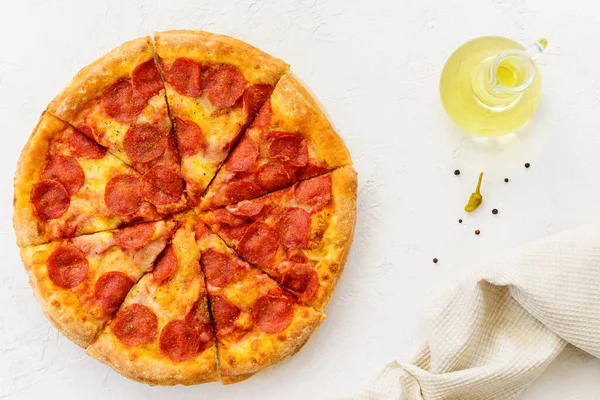 Pizza Peperoni Com Óleo Azeitona Uma Mesa Leve Orientação Horizontal — Fotografia de Stock