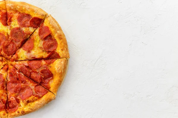 Peperoni Pizza Een Witte Tafel Horizontale Oriëntatie Bovenaanzicht Kopieerruimte — Stockfoto