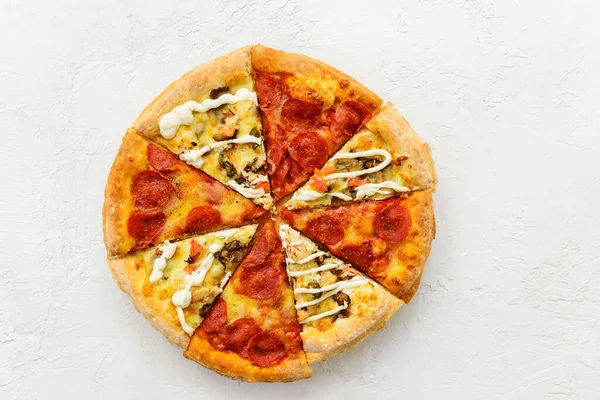 Pizza Uit Verschillende Stukken Een Witte Tafel Horizontale Oriëntatie Bovenaanzicht — Stockfoto