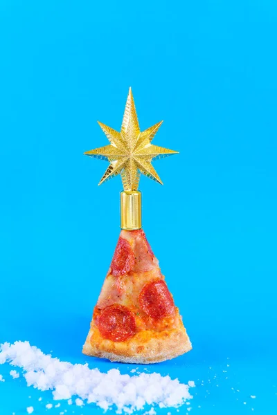Kawałek Pizzy Pepperoni Formie Choinki Gwiazdą Niebieskim Tle — Zdjęcie stockowe