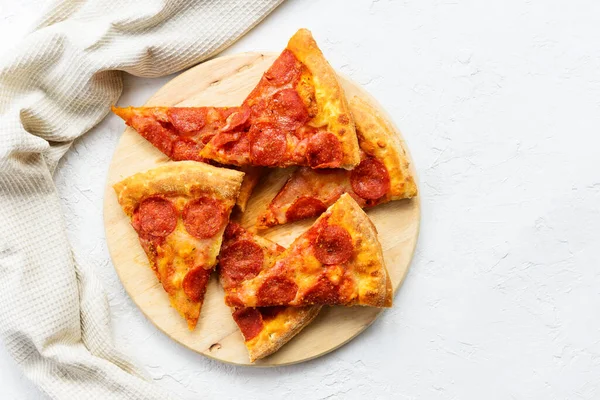 Snijdt Peperoni Pizza Een Houten Plank Horizontale Oriëntatie Bovenaanzicht Kopieerruimte — Stockfoto