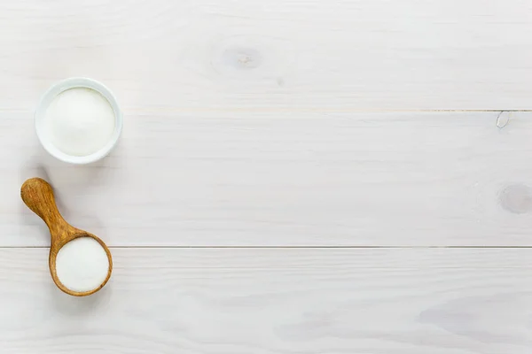 Beyaz ahşap bir masada deniz kolajeni tozu. Beslenme takviyesi. Yatay yönelim, üst görünüm, kopyalama alanı.