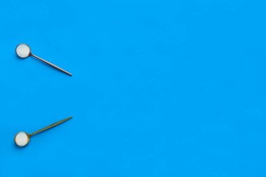 Mavi arka planda kaşık içinde deniz kolajeni tozu. Beslenme takviyesi. Yatay yönelim, üst görünüm, kopyalama alanı.