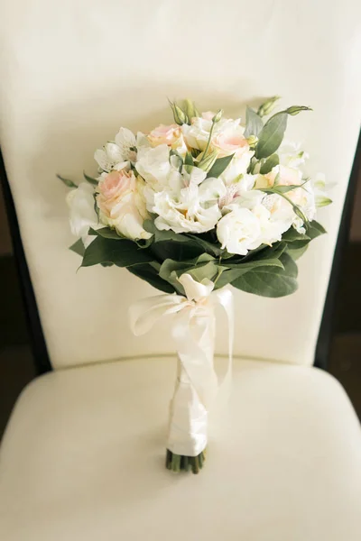 Lisianthus Ile Beyaz Krem Güller Bir Düğün Buket Parlak Bir — Stok fotoğraf
