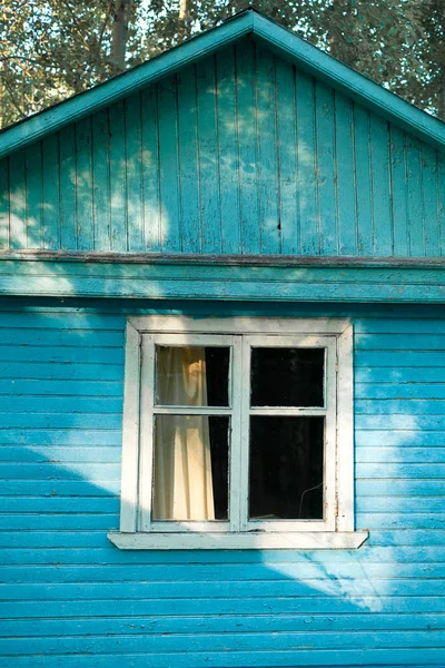 Die Fassade Des Blauen Landhauses Der Strandpromenade Mit Einem Fenster — Stockfoto