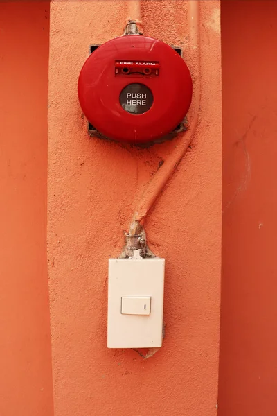 Alarme incendie rouge sur mur orange . — Photo