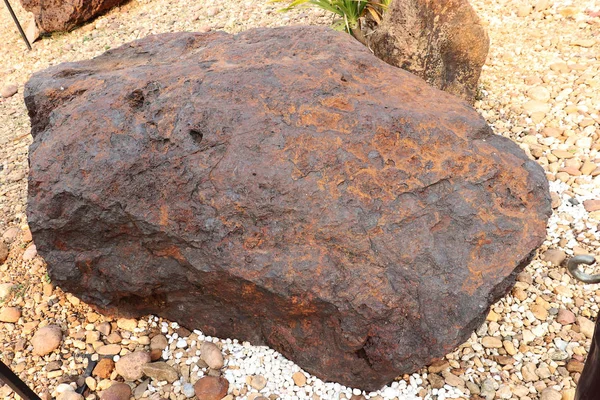 Pedra hematita no chão — Fotografia de Stock