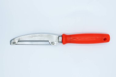Beyaz arka planda izole peeler bıçak.