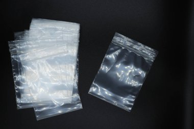 zip kilit plastik çanta siyah arkaplan izole.
