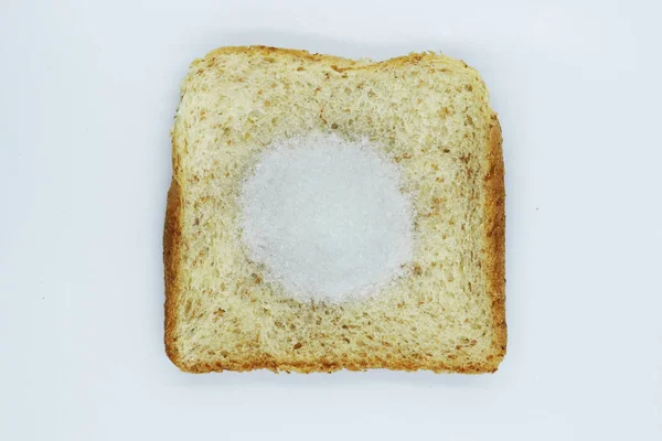 Monosodium glutamaat (msg) op segment brood geïsoleerd op witte BAC — Stockfoto