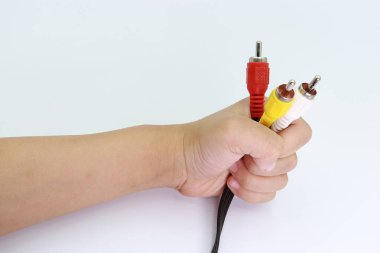 3 Rca Jack Fiş Adaptörü Ses çocuk elinde beyaz sırt izole