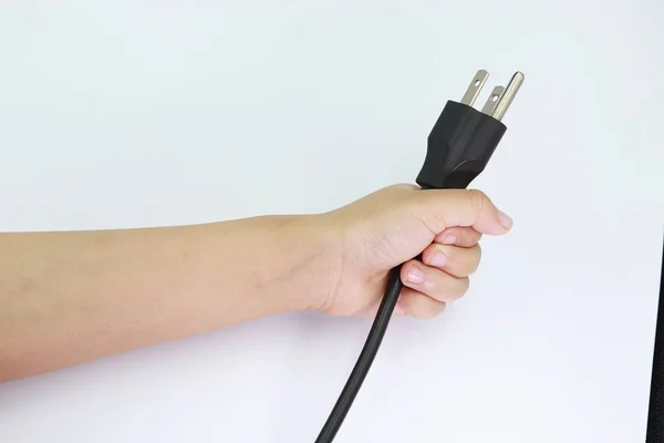 Elektrische plug in Kid hand op witte achtergrond. — Stockfoto