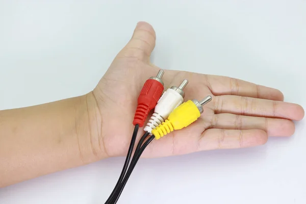 3 βύσμα RCA υποδοχή ήχου προσαρμογέα σε παιδί χέρι απομονωθεί σε λευκό πλάτη — Φωτογραφία Αρχείου