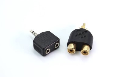 Stereo Plug To Dual Rca Jack Adaptörü beyaz backgroun izole