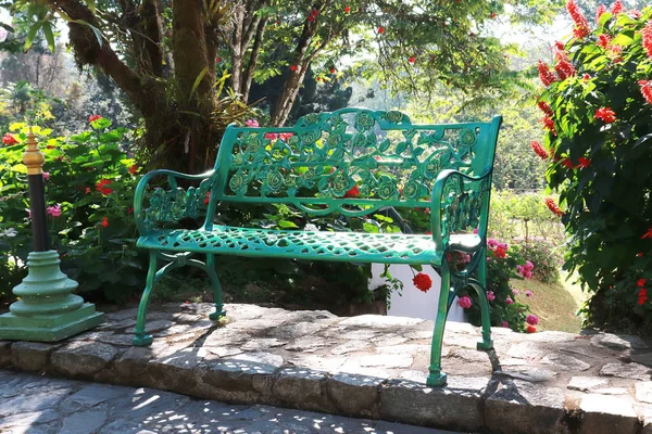 Groene tuin Bench in het Park bloem kleurrijke afbeelding achtergrond. — Stockfoto