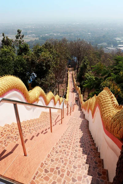 Лестница вниз с высоты. Ват Дой Кум, Муанг, Чангмай, Таиланд — стоковое фото