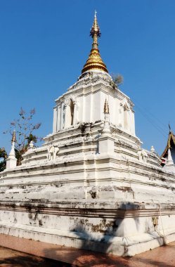 Avlunun ortasında Pagodas, da gölgeli bir tapınak