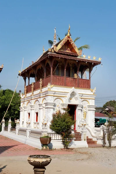 Pagodas in the middle of the courtyard, a shady temple in the da — Stock Photo, Image