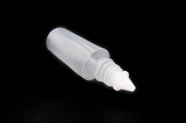 Siyah arka plan üzerinde izole normal tuzlu plastik şişe.