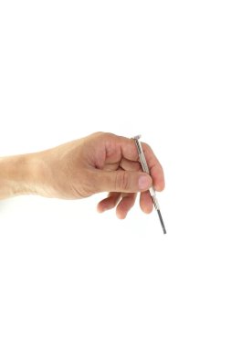 beyaz arka plan üzerinde izole küçük vidalı sürücüleri tutan el.