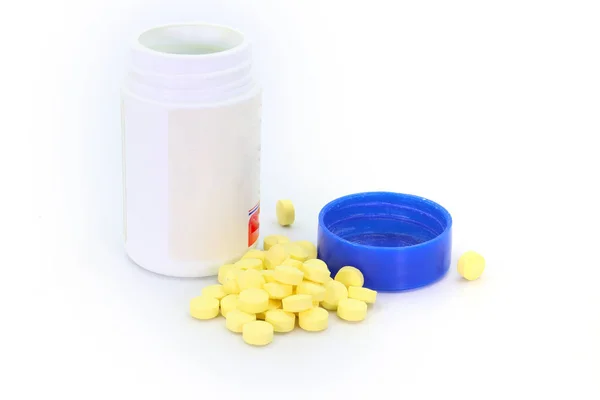 Таблетки ліки таблетки розкидані на білому тлі . — стокове фото
