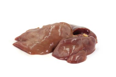 Beyaz arka planda çiğ domuz ciğeri izole edildi.