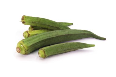 Beyaz bir arka plan üzerinde izole taze bamya