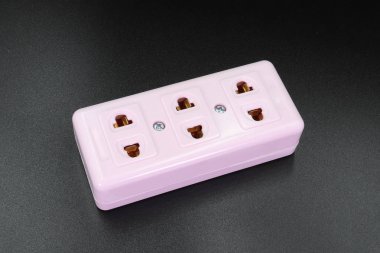 siyah stüdyo arka plan üzerinde izole elektrik prizi adaptörü