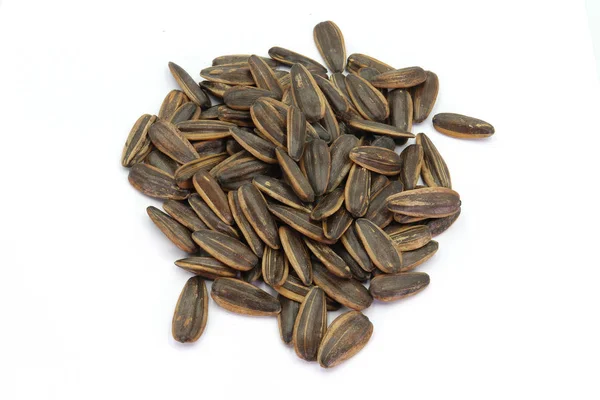 Uma pilha de sementes de girassol isoladas sobre fundo branco. — Fotografia de Stock