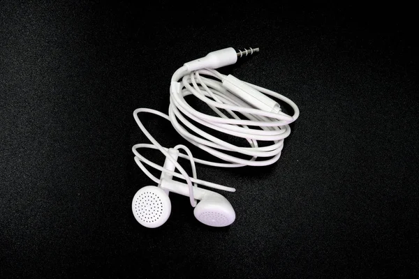 Earphone or earphones on black background.the white earphones fo — Stock Photo, Image