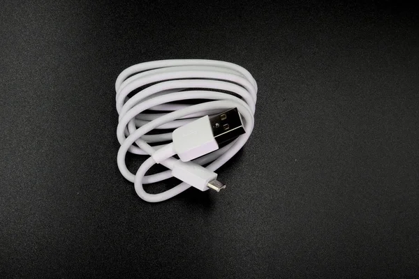 Connecteur de câble micro-USB vers USB sur fond noir . — Photo