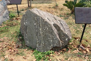 Gneiss yüksek sıcaklık ve yüksek basınçlı metamorf ile oluşur