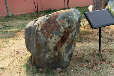 Şist taşı : ince taneli, clastik tortul kaya çöreci bir kaya çatlayık