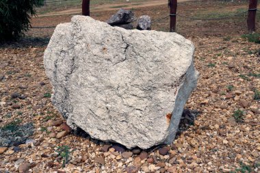 Feldspattaşı : kaya oluşturan tektosilikat madeninin bir grubudur.