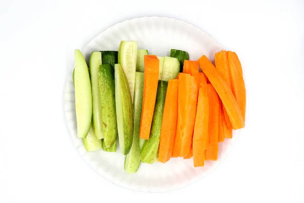Tranches de concombre et de carottes fraîches isolées sur fond blanc — Photo